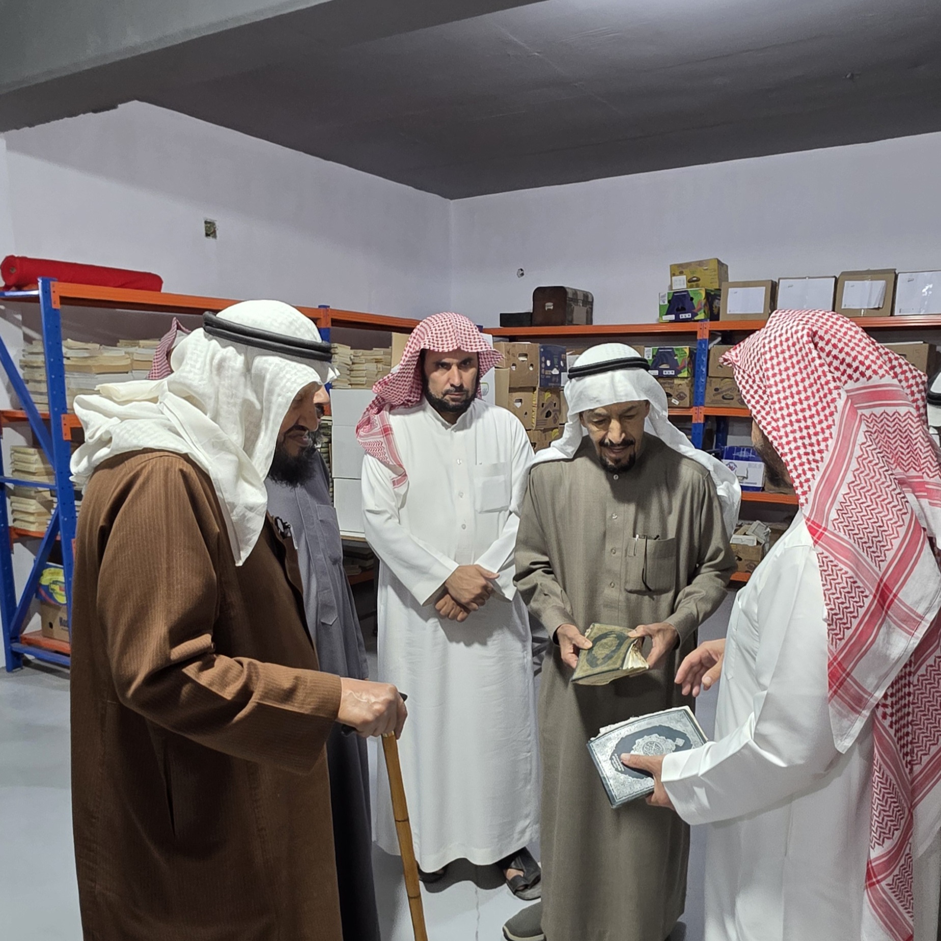 زيارة الشيخ عبد المحسن بن صالح العمري والدكتور عبد الرحمن بن عبد الله المشيقح لمقر جمعية العناية بالمصحف ببريدة